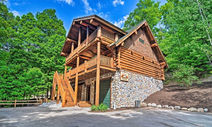 Bellaire Cabin | Shanty Slopeside Ski & Golf Home: Hot Tub/Fire Pit