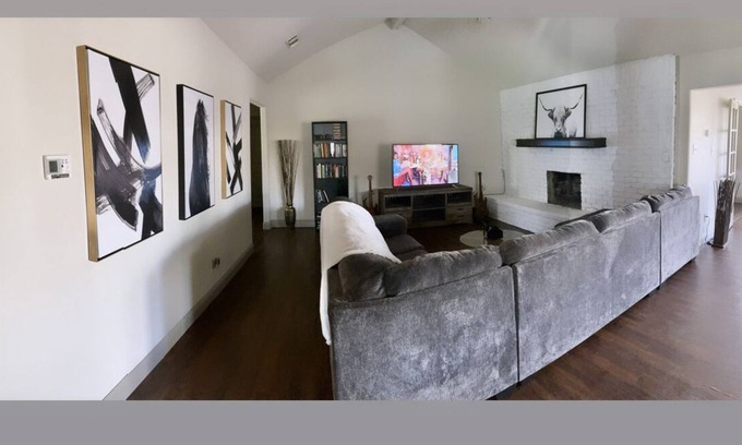 Bedford House | Shared (I live here) remodeled home with private bedroom + bathroom near airport