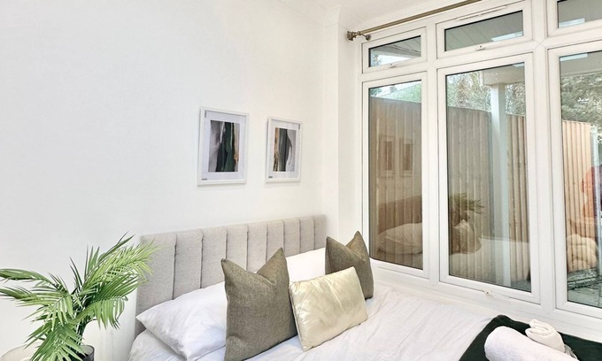 East Acton House | Shared London Charm: Stylish Room in Spacious Home