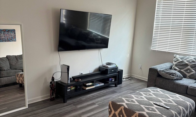 Church Street House | Shared Room in a townhome 15 mins from the city + No cleaning fee