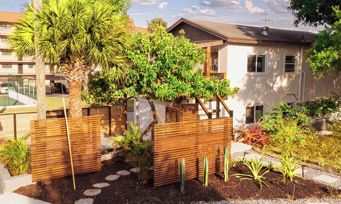 Valencia House | Shares View Luxury Apt, Newly Renovated Luxury Apt + Steps Away from River