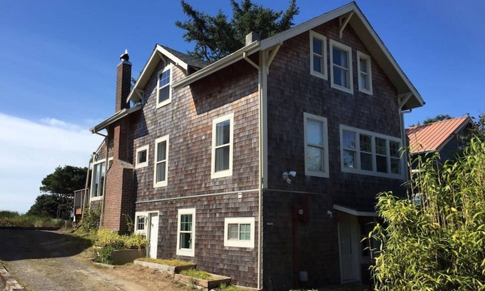 Rockaway Beach House | Sharkalope 6 bd/3 ba, Hot Tub, Oceanfront, Arcade