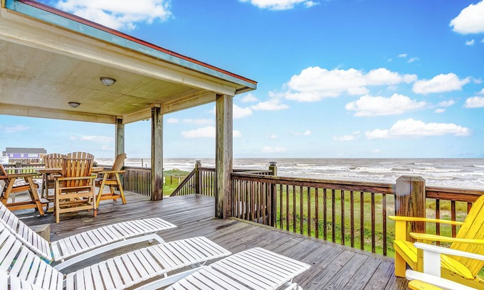 Gilchrist House | SharkyFin's II - a comfy, 3 bedroom, 3 bath home that sleeps 9.