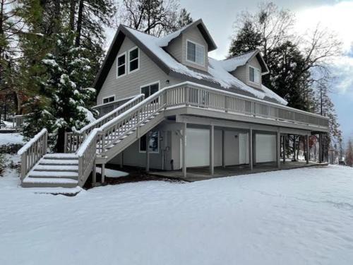 Dogwood Mountain House | Shaver Lake, 4 BDR HOT TUB Misty Mountain Retreat