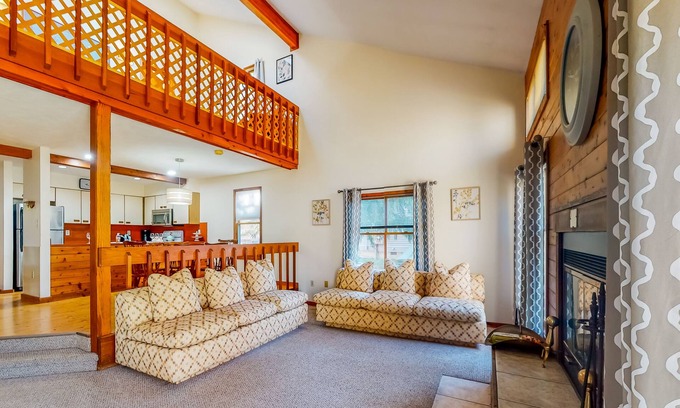 East Stroudsburg House | Shawnee Village townhome with loft, deck, grill, central AC & tennis