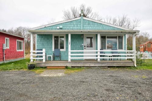 Grayland House | Shell Collector Cottage 2-Bed by the Sea w fireplace