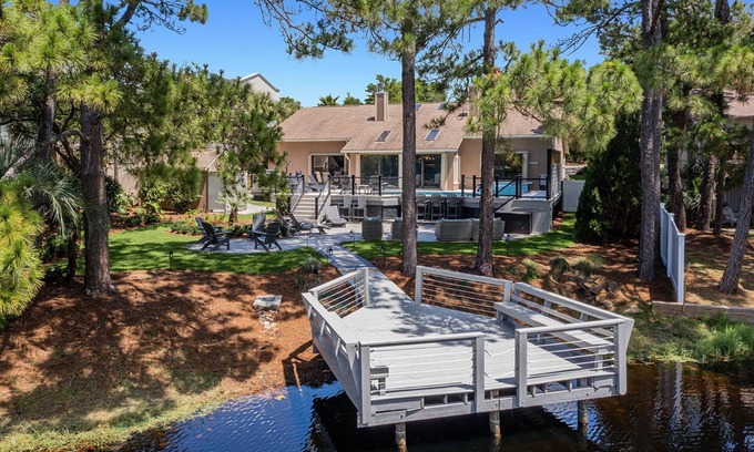 Gulf Pines House | Shell Mates - Luxury Lakefront Vacation Rental with Private Pool Space & Outdoor Area