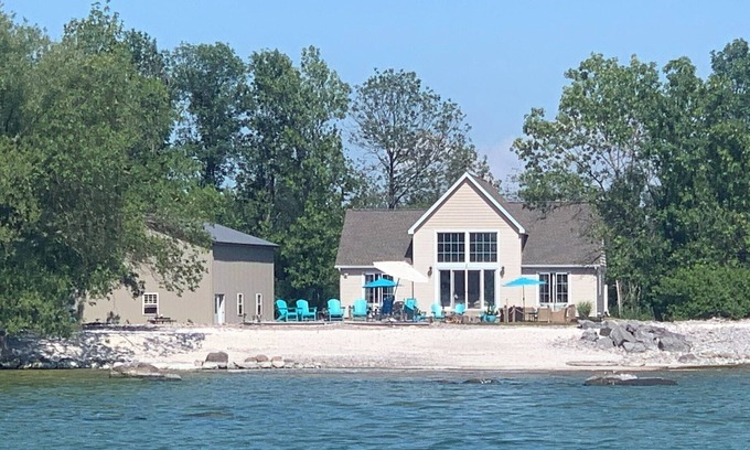 Henderson House | Shells Beach - Spacious Lake Ontario 3 bedroom Plus Loft Waterfront Homen