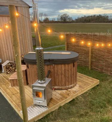 Banbury Other | Shepherd's Huts in Barley Meadow at Spring Hill Farm