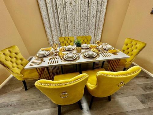 Ravensdale Villa | Shiny Villa: Starry media room