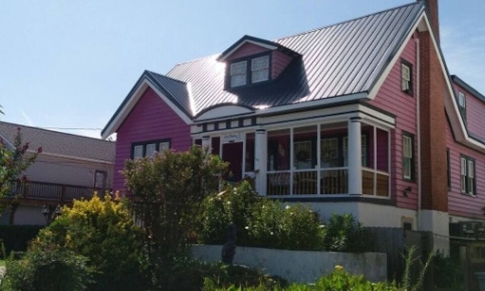 Buckroe Beach House | Shirley's Buckroe Beach Vacation Rental (4Bedroom)