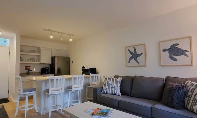 Acme Condo | Shore Life Retreat One Block to Beach