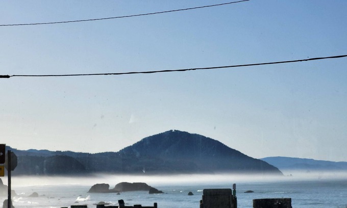 Port Orford Apartment | Shoreline Inn & Suites-new, modern! Right across from Battle Rock, ocean & beach