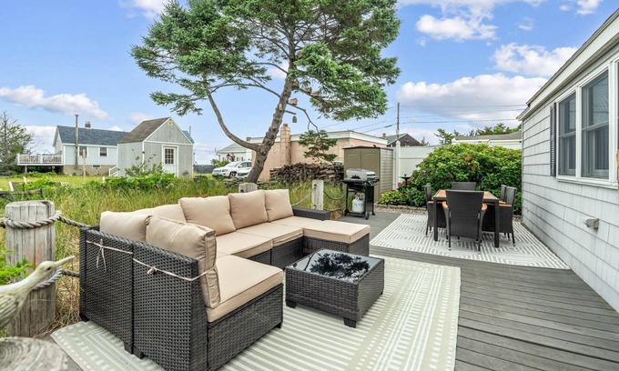 Newburyport House | Shoreline Retreat | Ocean Views | Walk to Beach