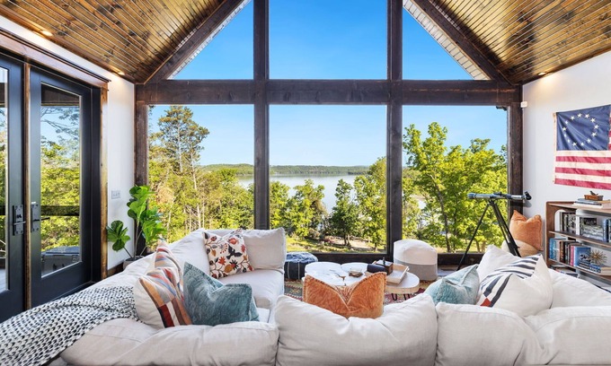 Rogers House | Shoreline Splash-Easy Access to Beaver Lake-Kayaks