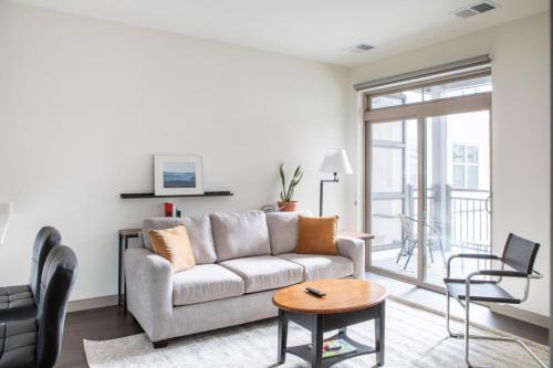Shorewood Apartment | Shorewood Luxury 1BR Apartment A4 with Gym and Balcony