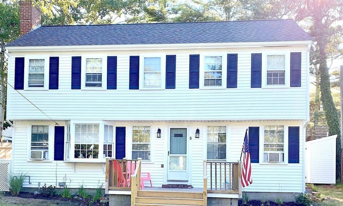 West Harwich House | Short 1/2 mile walk to the beach! Located in beautiful Harwich.