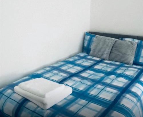 Kettering Apartment | Short Stays Wi-Fi Parking Smart TVTea Coffee