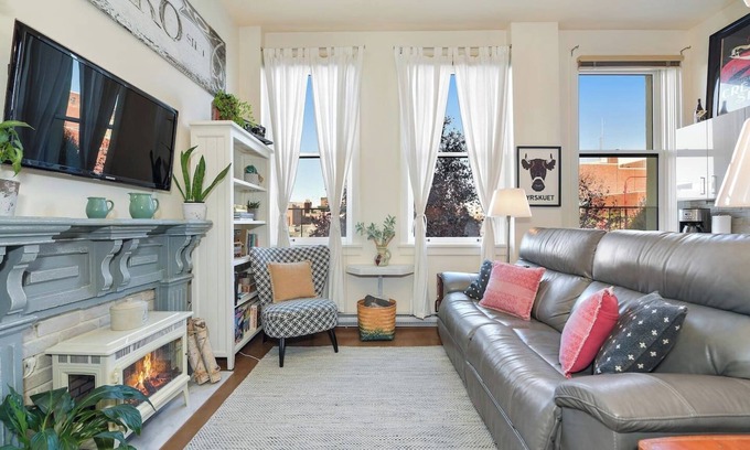 Downtown Victoria Condo | SHORT TERM RENTAL AVAILABLE *5 Day Minimum* Live like the locals!