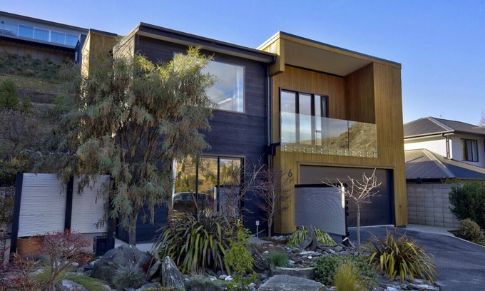 Arthur's Point House | Shotover View - family friendly close to Coronet Peak