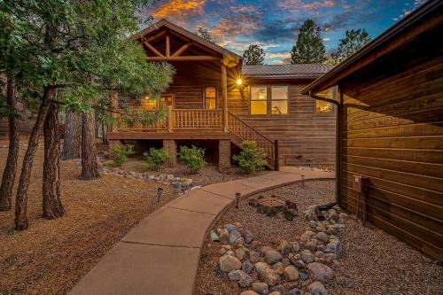 Torreon House | Show Low A-to-Z Cabin with Deck and Gas Grill!