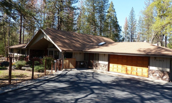 Oakhurst House | SIERRA ESCAPE! SPACIOUS COUNTRY HOUSE WITH POOL & SPA-20 MINUTES FROM YOSEMITE!