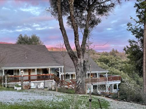 Ahwahnee House | Sierra Mountain Lodge - Vacation Rentals - Yosemite