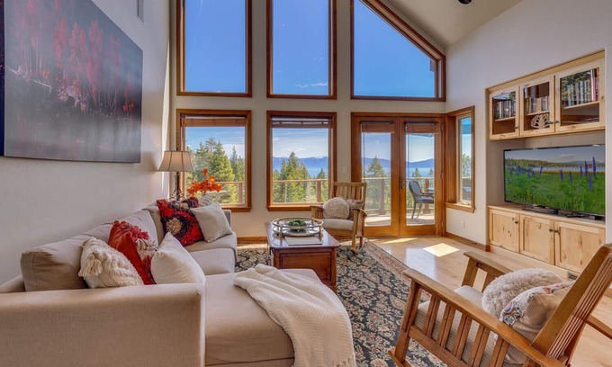 Talmont House | Sierra Vista - Lakeview - TLUXP