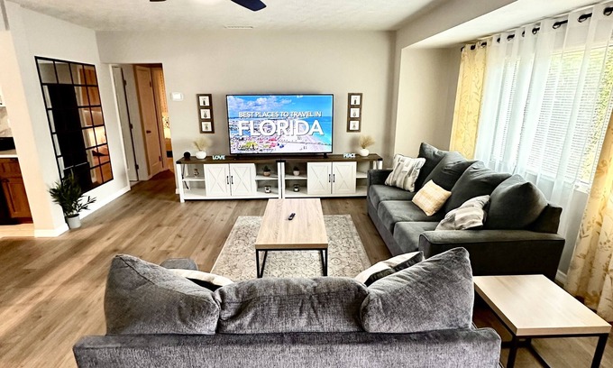 South Sarasota House | Siesta Beach Getaway - Minutes to Beach, Shops, Dining