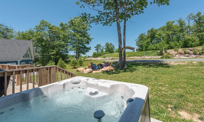McHenry House | Signature Rustic Escape w/Fire Pit, Pool Table & Hot Tub