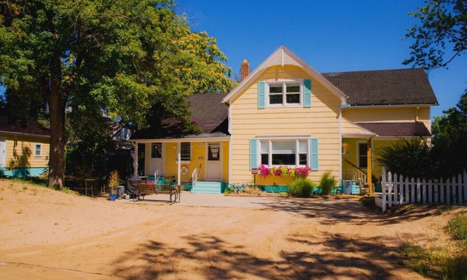Saint Joseph House | Silver Beach Inn: Cup & Saucer