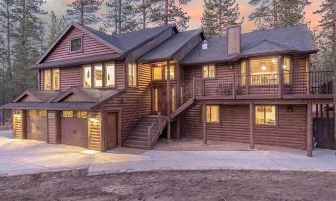 Fox Farm House | Silver Fox Resort. Jacuzzi Tub. BBQ. Games