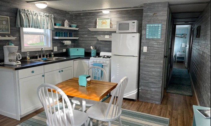 Mears Cottage | Silver Lake, 2 bedroom 1 bath, short walk to Upper Silver Lake beach access