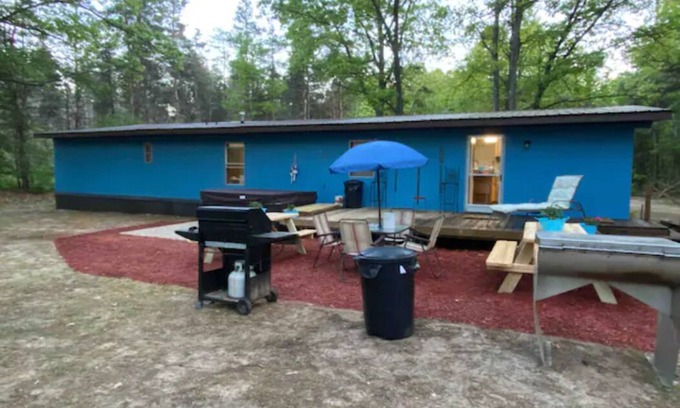 Mears House | Silver Lake Sand Dune Rustic Cottage w/hot tub