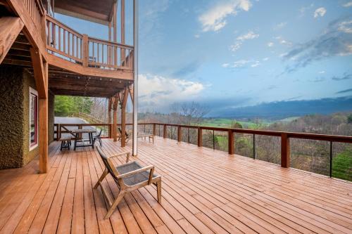 Leicester House | Silver Spoon by AvantStay Hot Tub Views Billiards Group Retreat