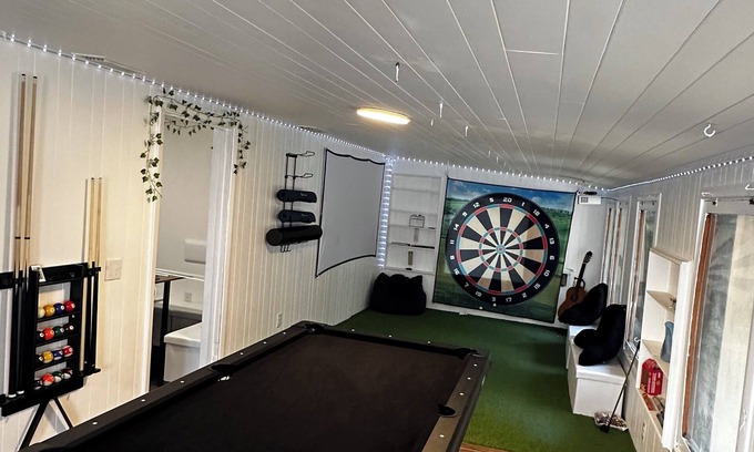 Silver Springs Cottage | Silver Springs Retreat - 1 Min to the Springs & the Best Diner in town - Fenced