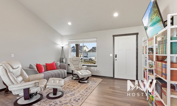 Post Falls House | Silverwood Retreat - Cozy Prairie Home with Huge Backyard, Games & Firetable!