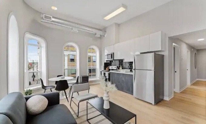 Peterborough Apartment | Simcoe Residence - Modern Comforts w/WIFI/Netflix