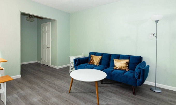 Norfolk Apartment | Simple + Steps to Beach! Full Kitchen + WIFI!