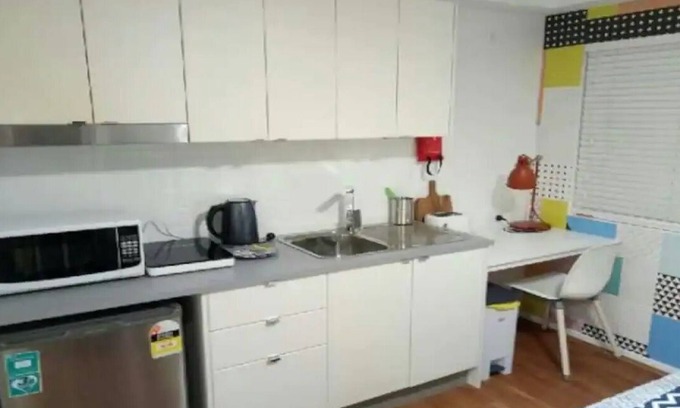 Sunnybank House | Simple Sunnybank Studio FREE A/C, parking & WiFi