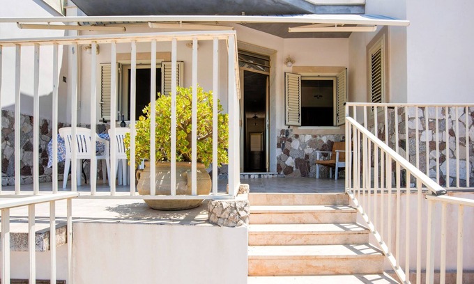 Scoglitti Villa | Simplistic Villa in Scoglitti near Sea Beach