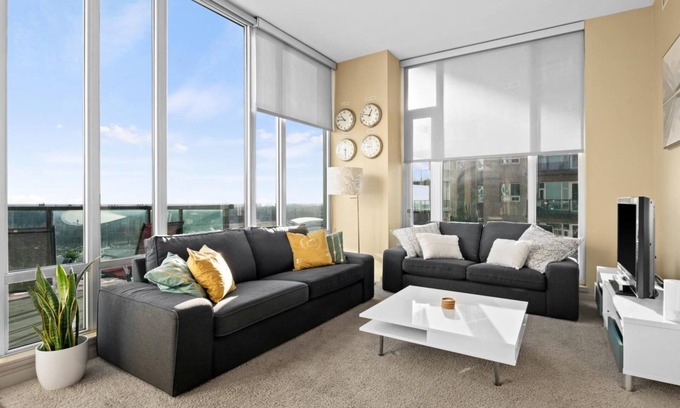 Victoria Park Apartment | Simply Comfort. Trendy 2Br Apartment Downtown Parking