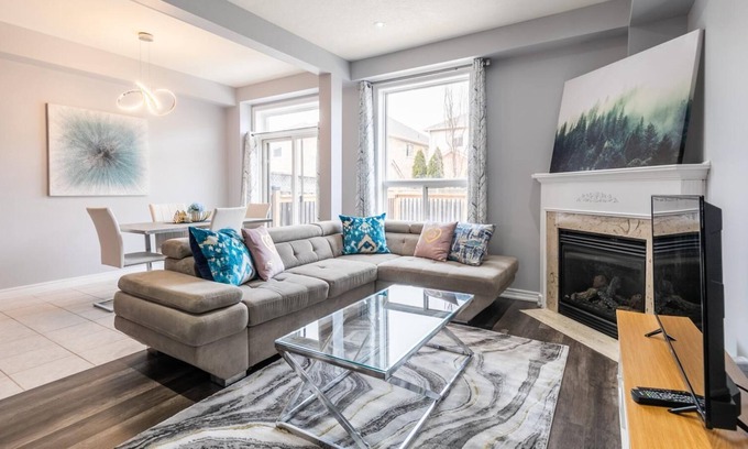 Stoney Creek House | SimplyComfort. 3BR 2.5 BA, HOT TUB, GYM, SAUNA, BBQ, PLAYGROUND
