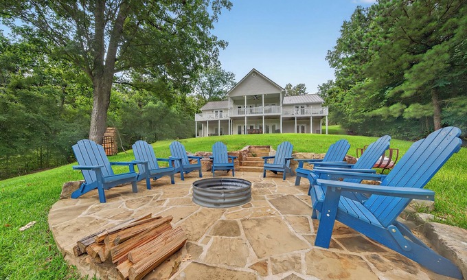 Milledgeville House | Sinclair Bluff Delight- Spacious 5/3 LAKEFRONT w/BOAT HOUSE, FIRE PIT, BAR