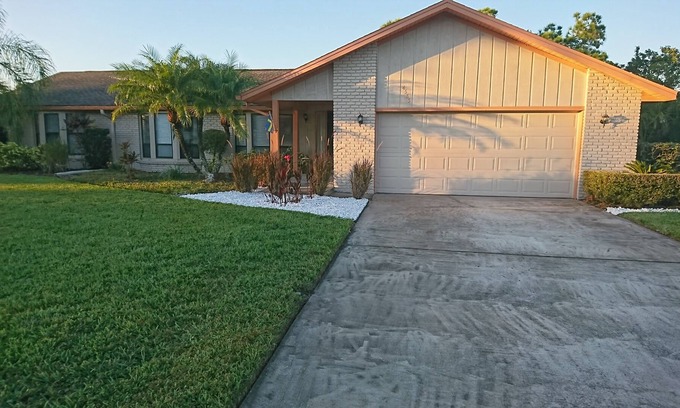 Fruitville House | Single family home on golf course with enclosed pool