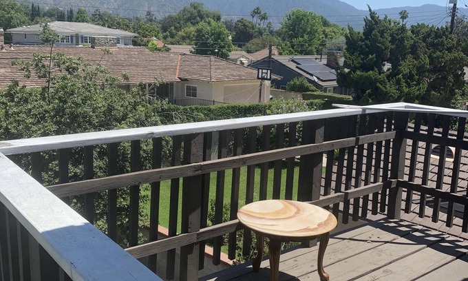 Arcadia House | Single house upstairs mountain view