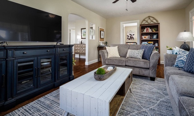 Newberg House | Single Level Country Cottage, New Decor, Huge Yard w/Farmland Views, 5 Min to Newberg