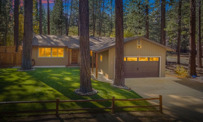 South Lake Tahoe Cabin | Single Level ✔Great Location✔ Hot tub✔ Pool Table✔ Arcade✔ Home Gym✔