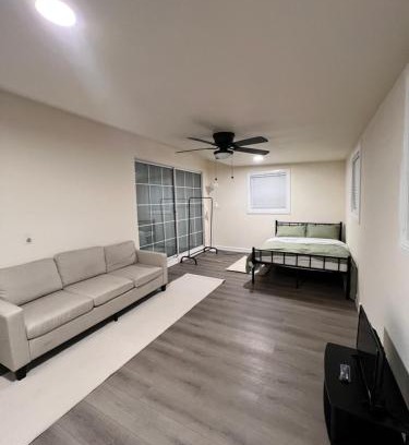 East Hemet House | Single Room w/Private Entrance - Shared Bathroom