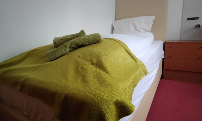 Hundsbach House | Single room with shared bathroom and kitchen